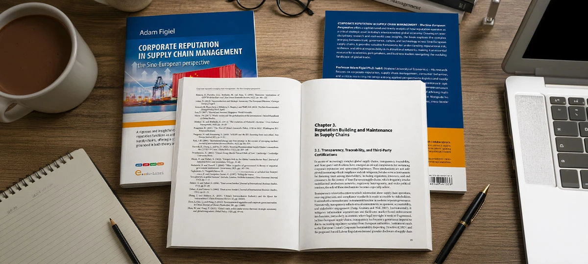 Książka Corporate Reputation in Supply Chain Management w wersji drukowanej, otwarta na rozkładówce, obok przednia i tylna okładka
